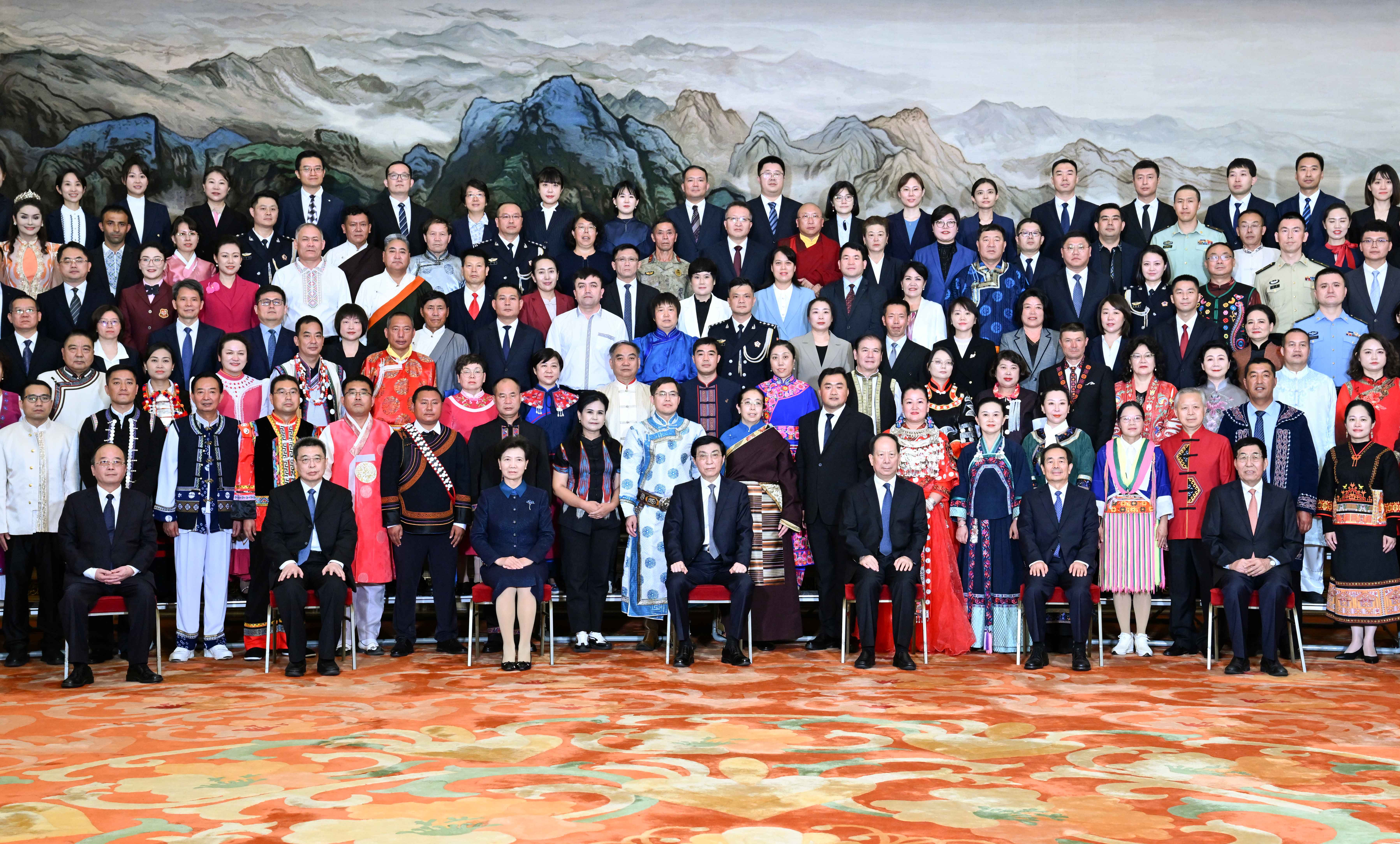 3、各民族代表大合照(1)